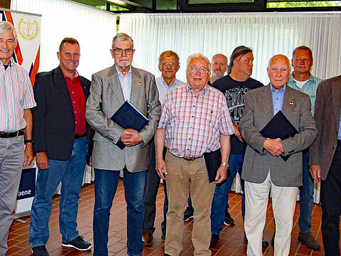 Der Vorsitzende Ortwin Timm mit den geehrten Kameraden. Foto: LV Nord