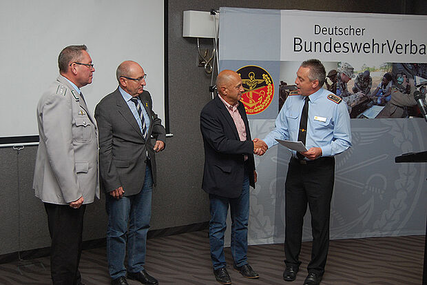 Hans-Josef Fischer (2.v.r.) wurde im Beisein des Landesvorsitzenden Uwe Köpsel (l.) und des Vorsitzenden ERH im Landesverband, Joachim Wohlfeld (2.v.l.), durch den Bezirksvorsitzenden Peter V. Hoffmann geehrt