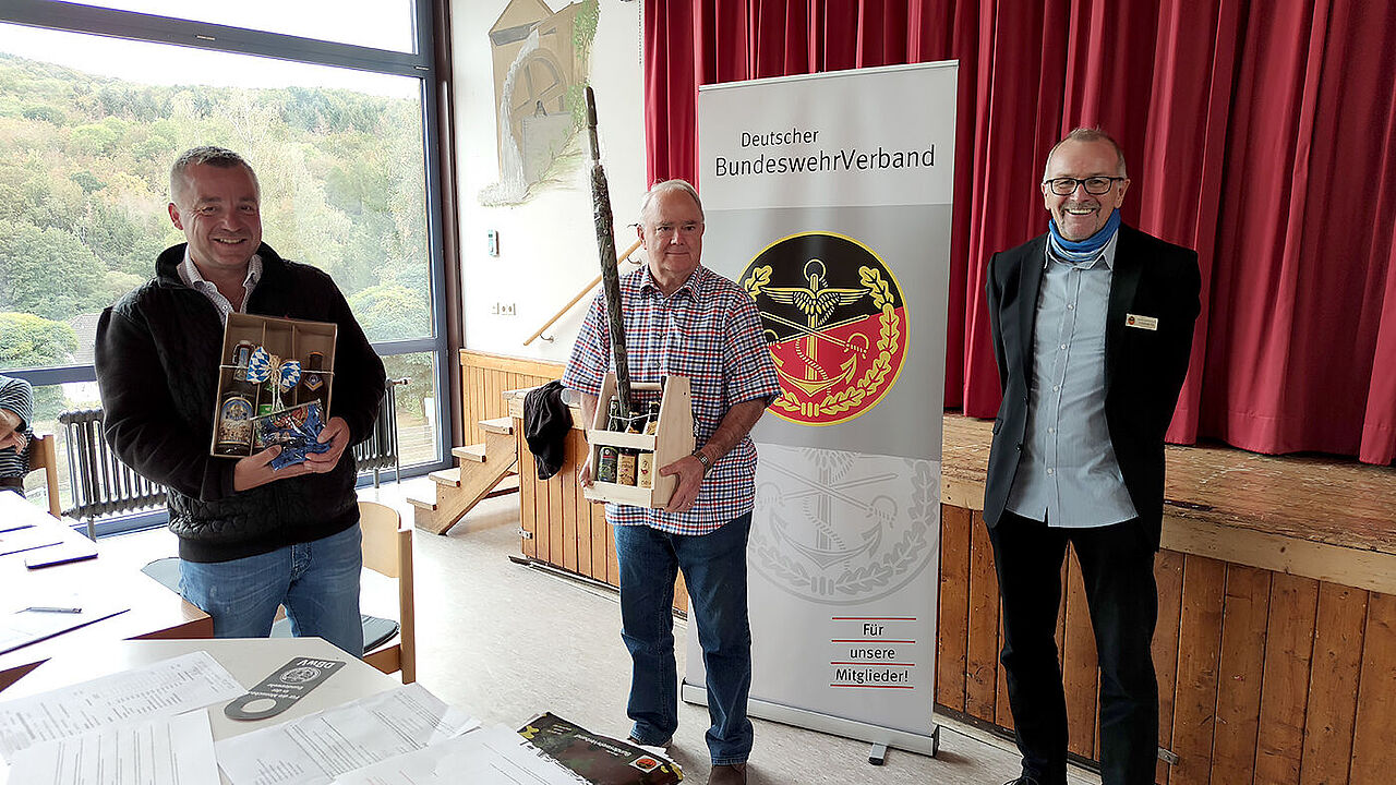 Wolfgang Michel (M.) mit Bürgermeister Oliver Jung (StFw a.D.) und dem Vorsitzenden der ERH Christoph Etz (l.) Foto: DBwV/Jörg Thamer