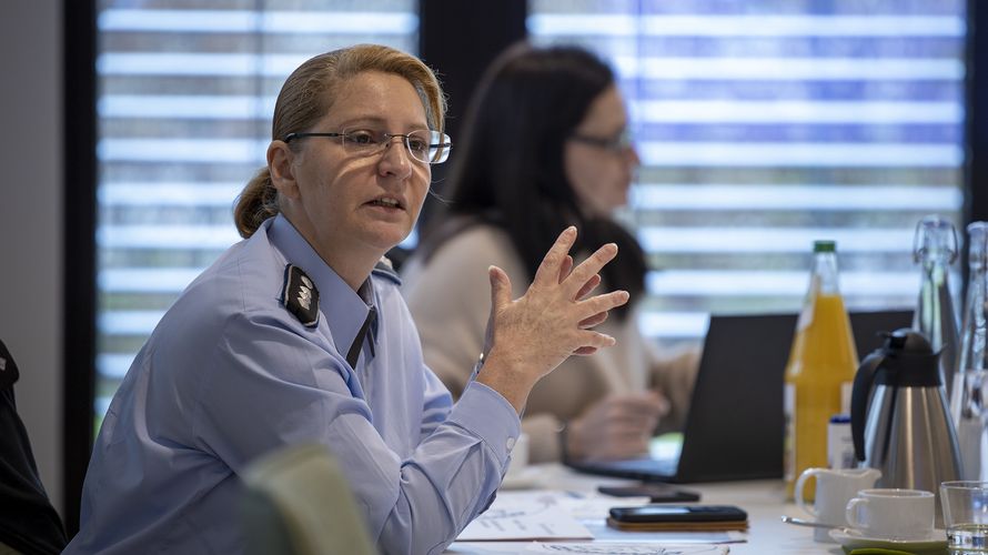 Hauptmann Petra Böhm, stellvertretende Vorsitzende Sanität im Bundesvorstand, führte durch die Tagung mit Soldatinnen. Foto: DBwV/Yann Bombeke