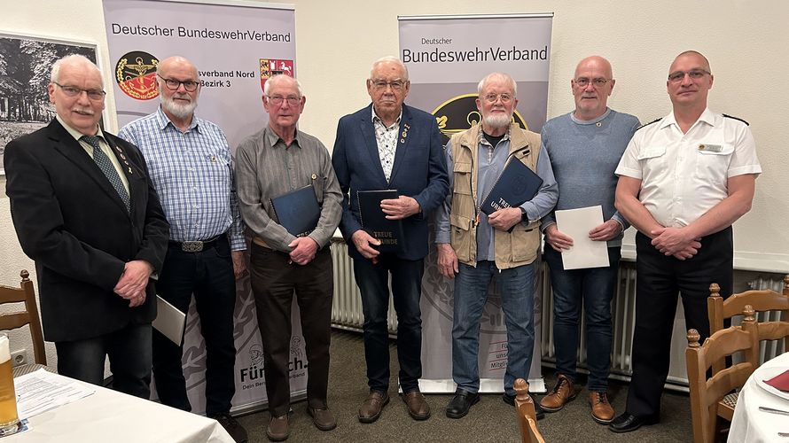 Der Kameradschaftsvorsitzende Stabsbootsmann a.D. Wolfgang Hegemann (v.l.n.r.) mit den für ihre langjährige Verbandstreue geehrten Mitgliedern Oberstabsbootsmann a.D. Wolfgang Evers (50 Jahre), Hauptbootsmann a.D. Heinrich Nordmann (60), Kapitänleutnant a.D. Manfred Hinrichs (60), Oberstabsbootsann a.D. Gerold Rosenbohm (60), Stabsbootmann a.D. Bernd Eilers (40) und dem Bezirksvorsitzenden Oberstabsbootsmann Ingo Minkau. Foto: LV Nord