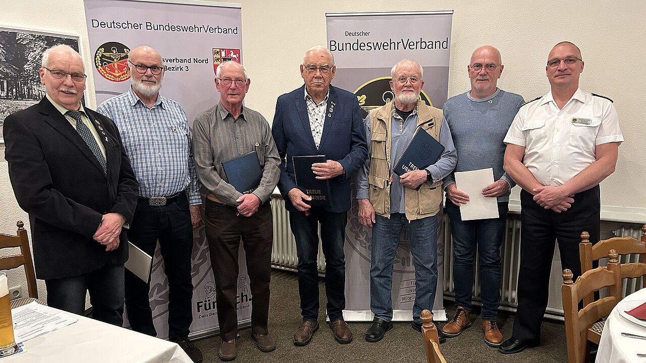 Der Kameradschaftsvorsitzende Stabsbootsmann a.D. Wolfgang Hegemann (v.l.n.r.) mit den für ihre langjährige Verbandstreue geehrten Mitgliedern Oberstabsbootsmann a.D. Wolfgang Evers (50 Jahre), Hauptbootsmann a.D. Heinrich Nordmann (60), Kapitänleutnant a.D. Manfred Hinrichs (60), Oberstabsbootsann a.D. Gerold Rosenbohm (60), Stabsbootmann a.D. Bernd Eilers (40) und dem Bezirksvorsitzenden Oberstabsbootsmann Ingo Minkau. Foto: LV Nord