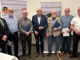 Der Kameradschaftsvorsitzende Stabsbootsmann a.D. Wolfgang Hegemann (v.l.n.r.) mit den für ihre langjährige Verbandstreue geehrten Mitgliedern Oberstabsbootsmann a.D. Wolfgang Evers (50 Jahre), Hauptbootsmann a.D. Heinrich Nordmann (60), Kapitänleutnant a.D. Manfred Hinrichs (60), Oberstabsbootsann a.D. Gerold Rosenbohm (60), Stabsbootmann a.D. Bernd Eilers (40) und dem Bezirksvorsitzenden Oberstabsbootsmann Ingo Minkau. Foto: LV Nord
