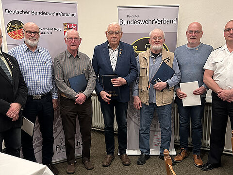 Der Kameradschaftsvorsitzende Stabsbootsmann a.D. Wolfgang Hegemann (v.l.n.r.) mit den für ihre langjährige Verbandstreue geehrten Mitgliedern Oberstabsbootsmann a.D. Wolfgang Evers (50 Jahre), Hauptbootsmann a.D. Heinrich Nordmann (60), Kapitänleutnant a.D. Manfred Hinrichs (60), Oberstabsbootsann a.D. Gerold Rosenbohm (60), Stabsbootmann a.D. Bernd Eilers (40) und dem Bezirksvorsitzenden Oberstabsbootsmann Ingo Minkau. Foto: LV Nord