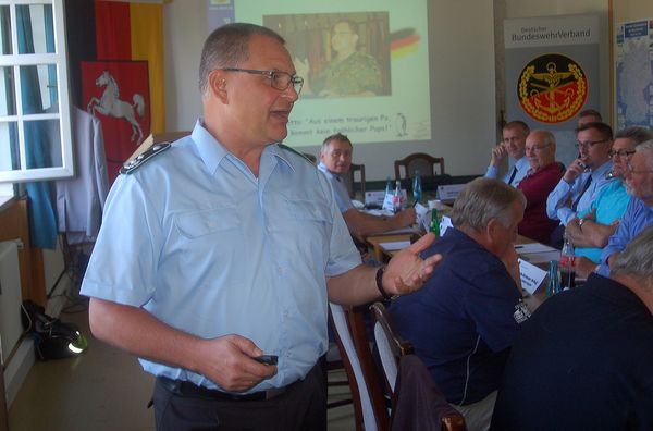 Andreas Brandes brachte die Teilnehmer auf den neuesten Stand (Foto: LV Nord/DBwV)