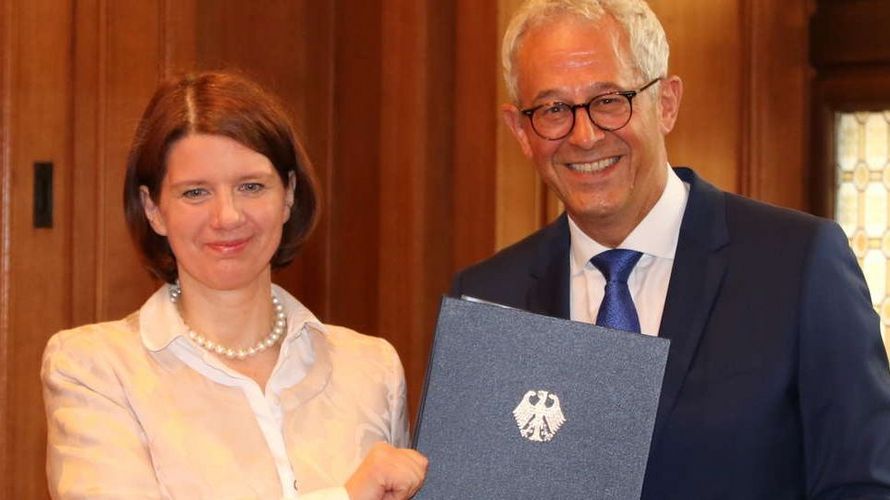 Martina Rosenberg, auf diesem Bild mit Staatssekretär Gerd Hoofe zu sehen, wird neue Präsidentin des Militärischen Abschirmdienstes. Foto: BMVg