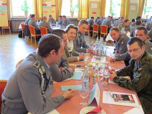 Soldaten diskutierten beim Bürgerdialog über die Lebensqualität in Deutschland.
