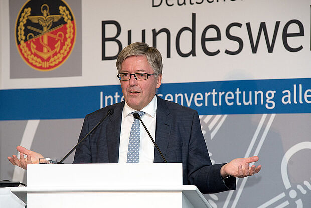 Der Wehrbauftragte Hans-Peter Bartels mahnte ein höheres Tempo bei der Beschaffung neur Ausrüstung an Foto: DBwV/Bombeke