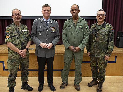 Der Kommodore des Taktischen Luftwaffengeschwaders 33, Oberstleutnant Samuel Mbassa (2.v.r.), empfing die DBwV-Delegation mit Oberst André Wüstner (2.v.l.), Stabsfeldwebel Voker Keil (l.) und Oberstleutnant Michael Schwab. Foto: DBwV 