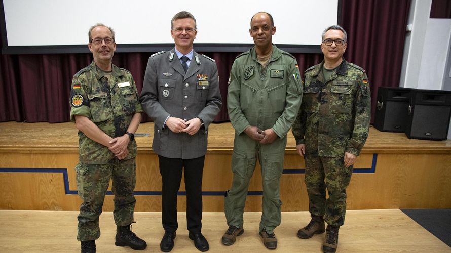 Der Kommodore des Taktischen Luftwaffengeschwaders 33, Oberstleutnant Samuel Mbassa (2.v.r.), empfing die DBwV-Delegation mit Oberst André Wüstner (2.v.l.), Stabsfeldwebel Voker Keil (l.) und Oberstleutnant Michael Schwab. Foto: DBwV 