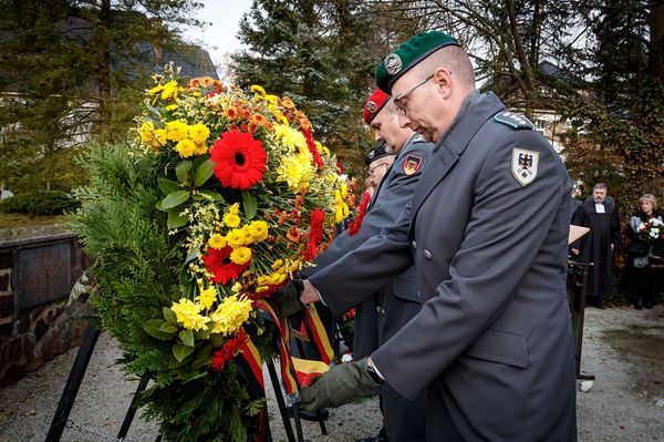 Bei einer Gedenkveranstaltung in Strausberg legte der Bezirksvorsitzende Berlin-Brandenburg, Hauptmann Christian Weber, einen Kranz nieder. Foto: Bundeswehr/Marco Dorow
