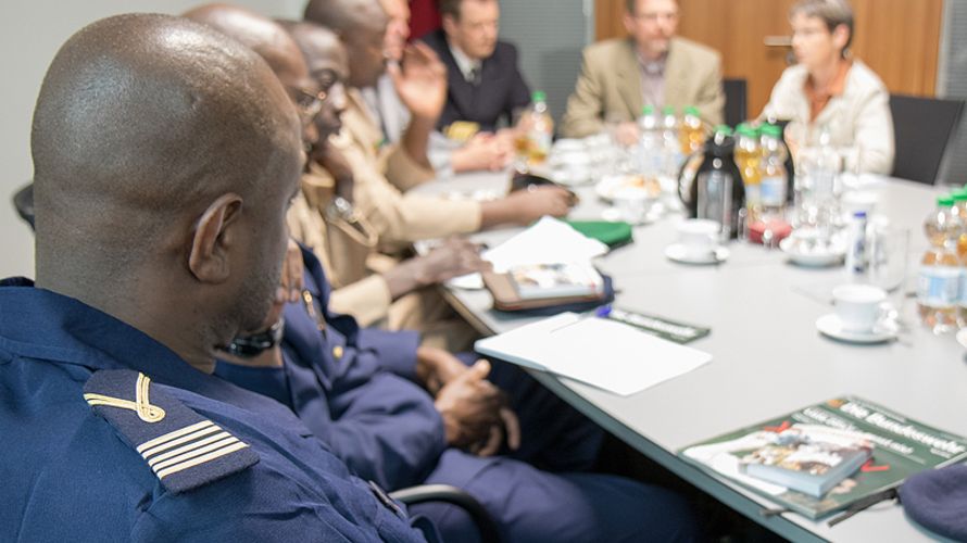 Die malischen Kameraden informierten sich über Geschichte und Aufbau des Verbands. Foto: Christine Hepner