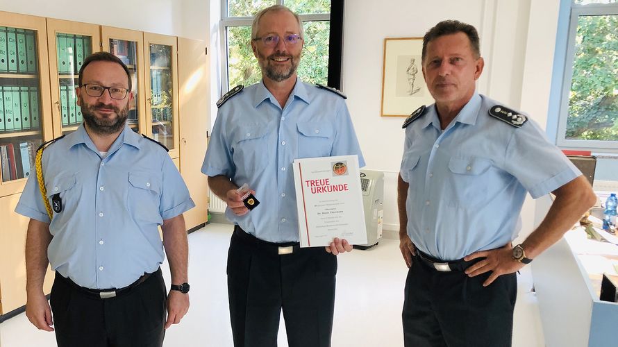 Hauptfeldwebel Mirko Lange (v.l.), Oberstarzt Prof. Dr. Horst Thiermann, Oberstarzt Dr. Michael Hautmann. Bild: TruKa EvBK