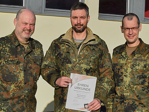 Bezirksvorsitzender Dieter Götz (v.l.) überreichte Oberstabsfeldwebel Andreas Scheuner für acht Jahre Mandatstätigkeit gemeinsam mit StoKa-Vorsitzendem Thomas Zimmermann die Verdienstnadel in Silber. Foto: StoKa Roding