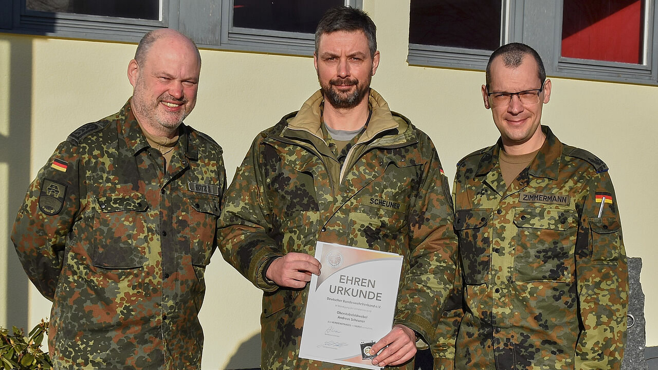 Bezirksvorsitzender Dieter Götz (v.l.) überreichte Oberstabsfeldwebel Andreas Scheuner für acht Jahre Mandatstätigkeit gemeinsam mit StoKa-Vorsitzendem Thomas Zimmermann die Verdienstnadel in Silber. Foto: StoKa Roding