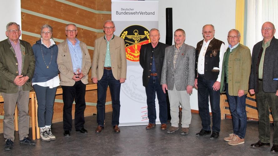 Vorsitzender Klaus Schwarzenberger (v.l.) mit den Mitgliedern im Vorstand Sabine Schnabl, Johannes Kampfl, Manfred Freitag, Hartmut Bossert, Wolfgang Schwarz, Rudolf Schierghofer, Eduard Kleber und Werner Warthmann. Foto: KERH Roth