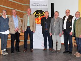 Vorsitzender Klaus Schwarzenberger (v.l.) mit den Mitgliedern im Vorstand Sabine Schnabl, Johannes Kampfl, Manfred Freitag, Hartmut Bossert, Wolfgang Schwarz, Rudolf Schierghofer, Eduard Kleber und Werner Warthmann. Foto: KERH Roth