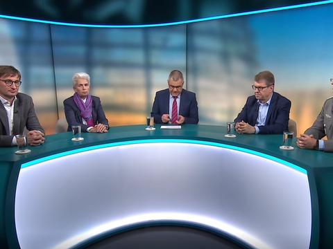 In der Phoenix-Runde diskutierte der Bundesvorsitzende, Oberst André Wüstner (r.) mit Prof. Sönke Neitzel (l.), Marie-Agnes Strack-Zimmermann (FDP), Moderator Alexnder Kähler (M.) und Ralf Stegner (SPD) über Begriffe wie "Kriegstüchtigkeit", "Resilienz" und "Wehrhaftigkeit". Foto: Screenshot