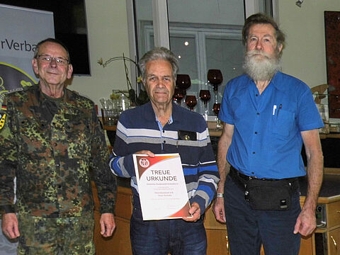 Bei der Wahlversammlung der KERH Lindau-Bodensee erhielt Oberstleutnant a.D. Peter Reincke (M.) seine Treueurkunde für 60-jährige Mitgliedschaft von Bezirksvorsitzendem Harald Lott (l.) und KERH-Vorsitzendem Arved Fritze. Foto:  KERH Lindau-Bodensee