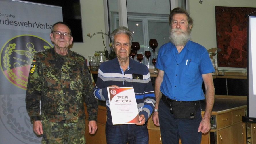 Bei der Wahlversammlung der KERH Lindau-Bodensee erhielt Oberstleutnant a.D. Peter Reincke (M.) seine Treueurkunde für 60-jährige Mitgliedschaft von Bezirksvorsitzendem Harald Lott (l.) und KERH-Vorsitzendem Arved Fritze. Foto:  KERH Lindau-Bodensee