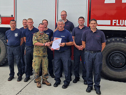 TruKa-Vorsitzender Stabsunteroffizier Michael Nötzold zeichnete Hauptbrandmeister Rainer Eifert für 40-jährige Mitgliedschaft im BundeswehrVerband aus. Foto: Michael Nötzold 