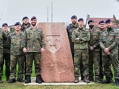 Mitglieder des neuen, erweiterten Vorstandes der TruKa JgBtl 291 Illkirch mit Vorsitzendem Hauptfeldwebel Marvin Schäfer (5.v.l.). Foto: Marvin Schäfer