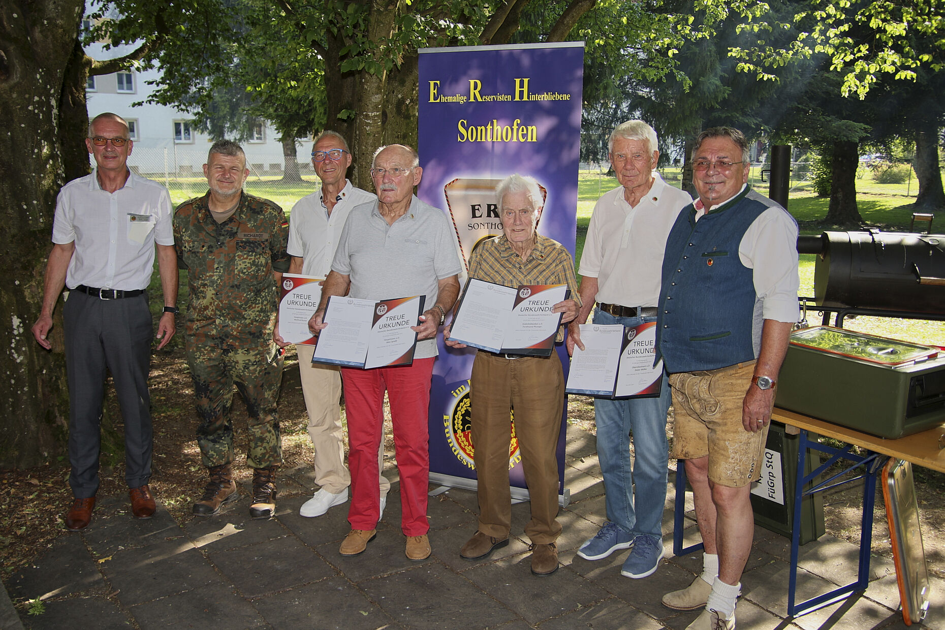 KERH-Vorsitzender Stefan Weyer (v.l.) und Kommandeur Oberst Tim Richardt mit den geehrten Mitgliedern Hauptmann a.D. Manfred Braner (50), Hauptmann a.D. Max Spießl (65), Stabsfeldwebel a.D. Ferdinand Plumpe (60), Oberstleutnant a.D. Dieter Müller (65) sowie Bezirksvorsitzendem Franz Jung. Foto: Wolfgang Kruse