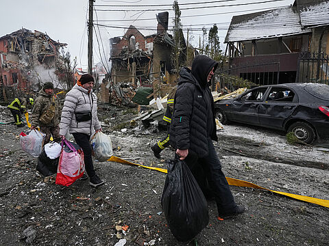 Zerstörung in der ukrainischen Hauptstadt Kiew: Seit vier Jahren überzieht Russland die Ukraine mit schweren Luftangriffen. Foto: picture alliance/ASSOCIATED PRESS/Sergei Grits