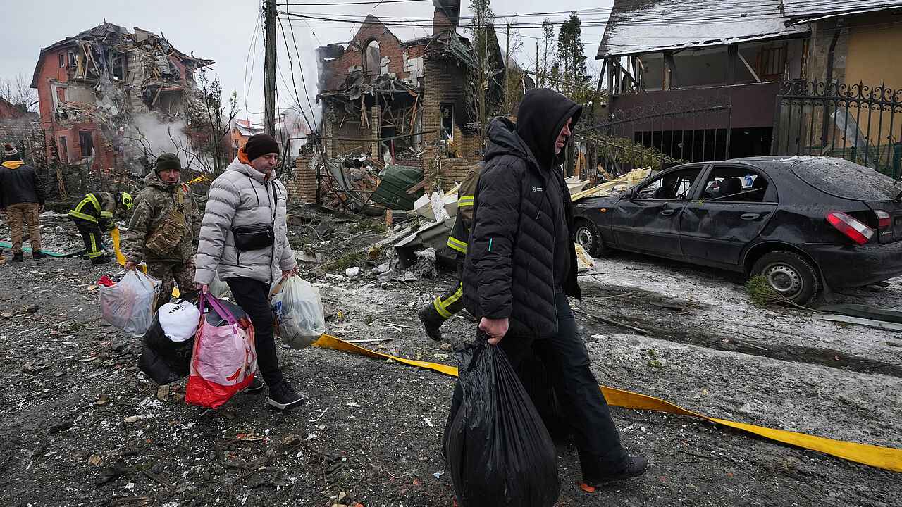 Zerstörung in der ukrainischen Hauptstadt Kiew: Seit vier Jahren überzieht Russland die Ukraine mit schweren Luftangriffen. Foto: picture alliance/ASSOCIATED PRESS/Sergei Grits