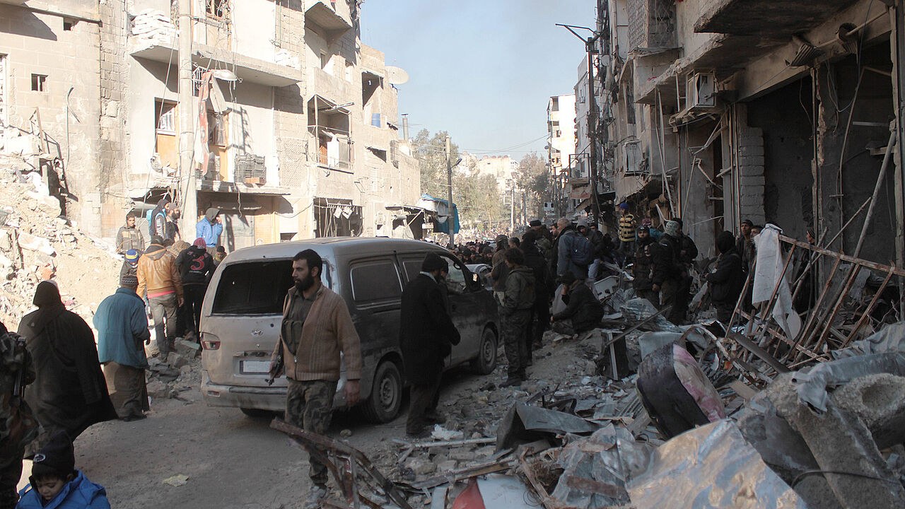 Blick in das fast vollkommen zerstörte Aleppo. Die G7 fordern Russland dazu auf, von Machthaber Assad abzurücken Foto: dpa