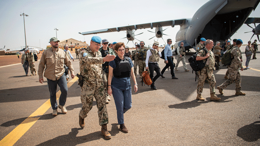 Annegret Kramp-Karrenbauer geht mit dem deutschen Kontingentführer in Gao, Oberst Ingo Korzetz, vom Flughafen zu Fahrzeugkolonne. Foto: Arne Immanuel Bänsch/dpa