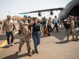 Annegret Kramp-Karrenbauer geht mit dem deutschen Kontingentführer in Gao, Oberst Ingo Korzetz, vom Flughafen zu Fahrzeugkolonne. Foto: Arne Immanuel Bänsch/dpa