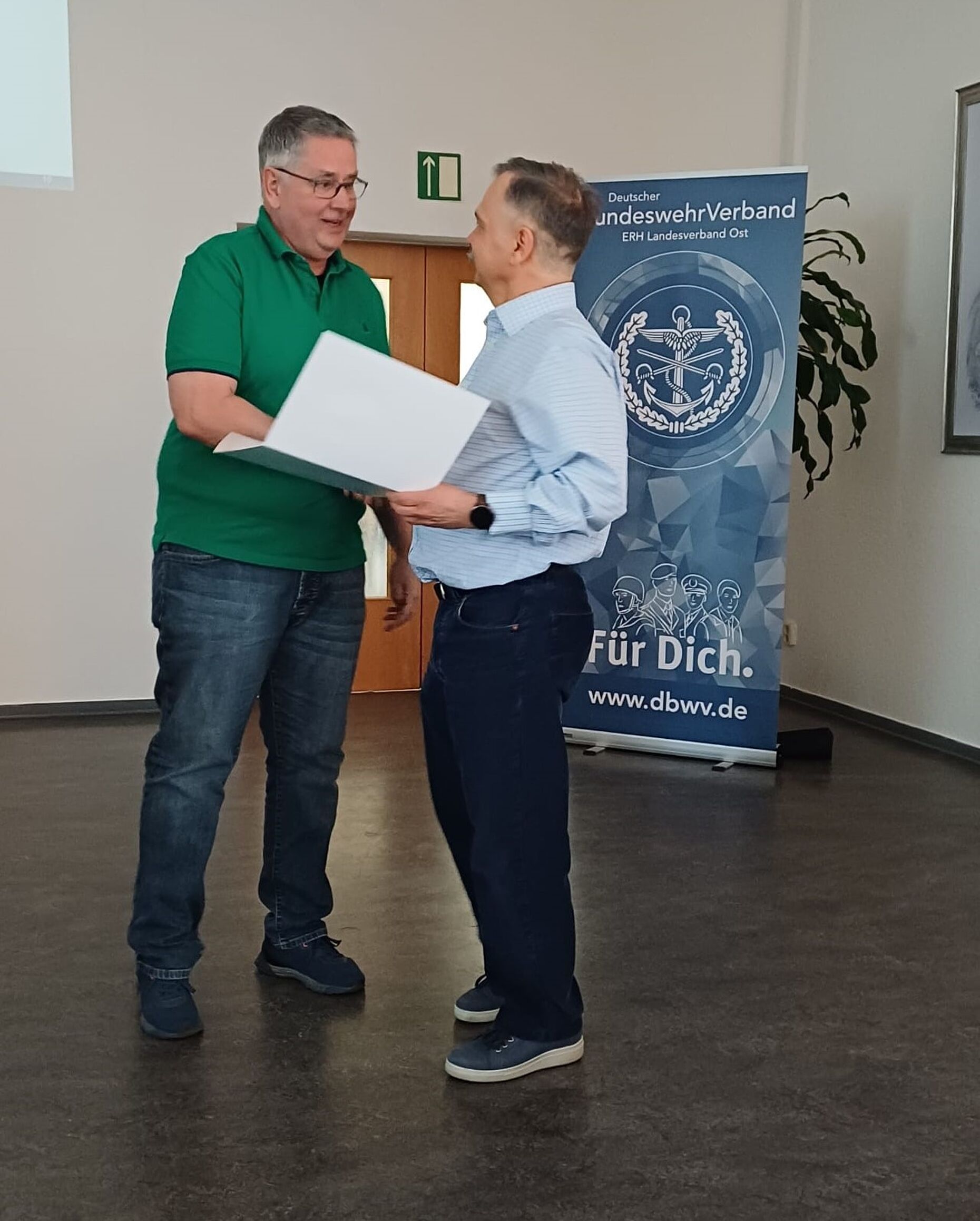 Stabsfeldwebel a. D. Charly Weerts (links) erhält aus den Händen des Vorsitzenden der KERH Neubrandenburg, Steffen Braun, die Treueurkunde für 40 Jahre Mitgliedschaft im DBwV. Foto: Matthias Jetschick