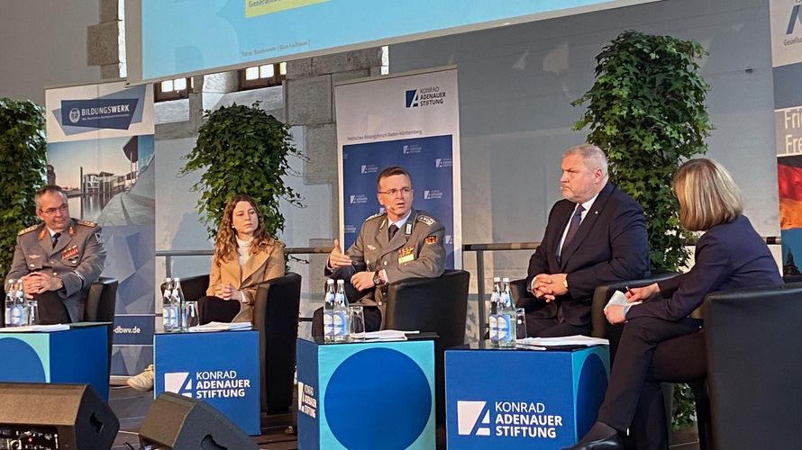 Generalleutnant Alfons Mais, Jamila Schäfer (B‘90/Die Grünen), Oberst André Wüstner, DBwV-Bundesvorsitzender, General a.D. Riho Terras und Moderatorin Nora Müller (v.l.) auf dem Panel der 10. Königsbronner Gespräche Foto: DBwV/Oliver Krause