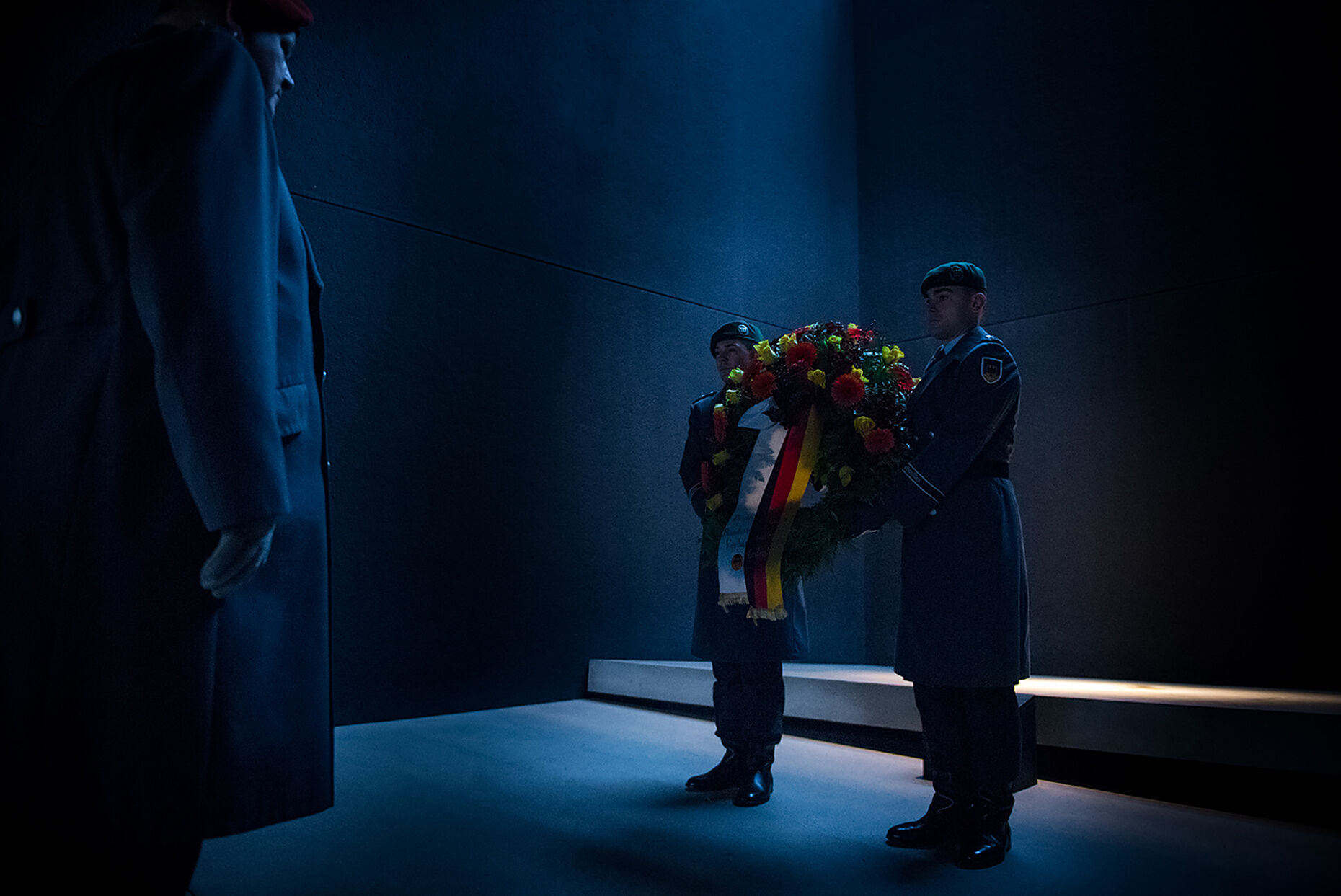 Eine Kranzniederlegung am Ehrenmal der Bundeswehr im Bendlerblock. Foto: DBwV/Zacharie Scheurer