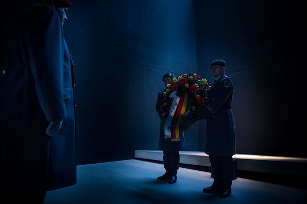 Eine Kranzniederlegung am Ehrenmal der Bundeswehr im Bendlerblock. Foto: DBwV/Zacharie Scheurer