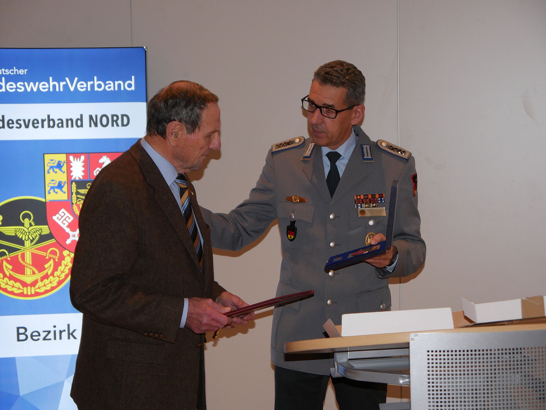 Während der Tagung erhielt Stabsfeldwebel a.D. Wolfgang Jondral (links) für seine Verdienste die Verbandsplakette des DBwV. Foto: DBwV