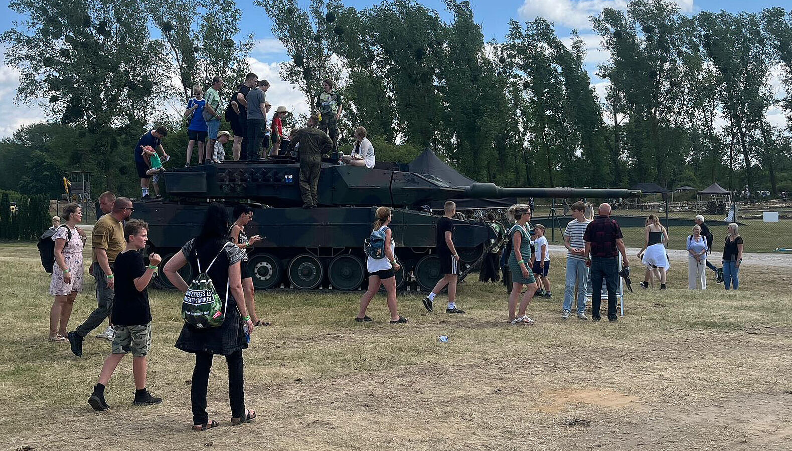 Menschen und Maschinen: Deutschlandweit kamen mehr als 280.000 Menschen zum Tag der Bundeswehr, um, wie auf unserem Foto aus Neubrandenburg, ihre Bundeswerhr hautnah zu erleben. 