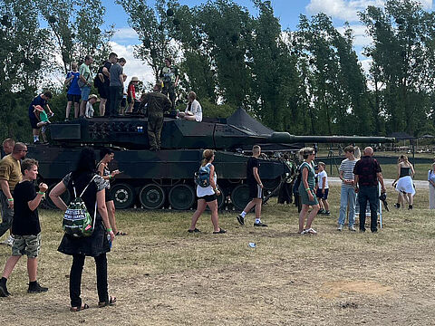 Menschen und Maschinen: Deutschlandweit kamen mehr als 280.000 Menschen zum Tag der Bundeswehr, um, wie auf unserem Foto aus Neubrandenburg, ihre Bundeswerhr hautnah zu erleben. 