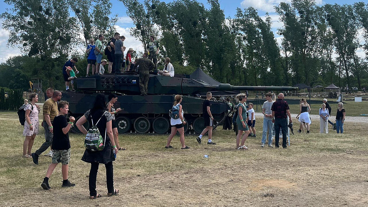 Menschen und Maschinen: Deutschlandweit kamen mehr als 280.000 Menschen zum Tag der Bundeswehr, um, wie auf unserem Foto aus Neubrandenburg, ihre Bundeswerhr hautnah zu erleben. 