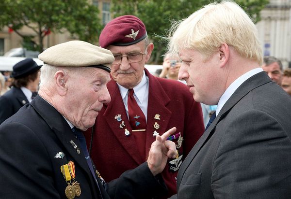 Beim ersten Veteranentag 2018, heute „Armed Forces Day“, war der heutige Premierminister Boris Johnson (r.) in seiner damaligen Funktion als Bürgermeister von London dabei. Foto: Ministry of Defense