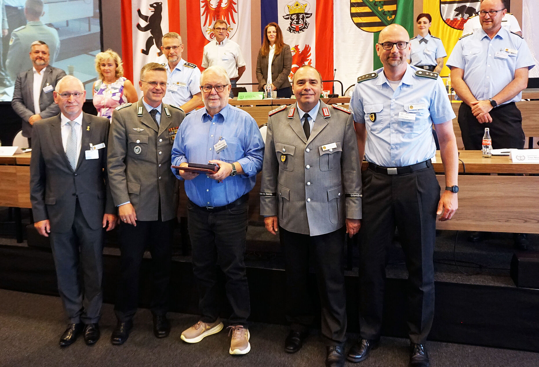 Stabsfeldwebel a.D./Oberstabsfeldwebel d.R. Frank Udo Reiche, Oberst André Wüstner, Hauptmann a.D. Hans-Joachim Bernhardt, Hauptmann Ralf Baasch und Hauptmann Christian Weber (v.l.) Foto: DBwV/Kruse