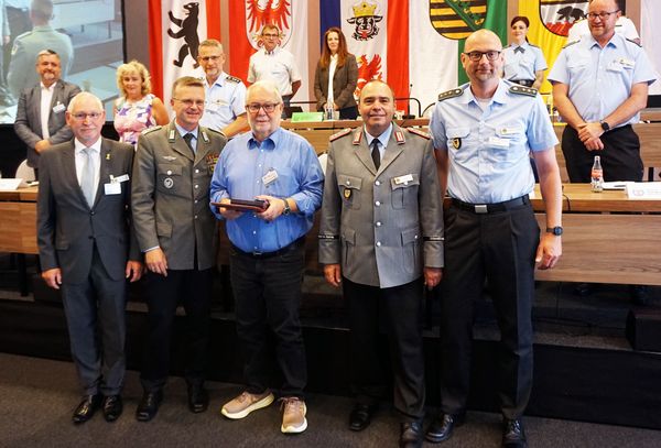 Stabsfeldwebel a.D./Oberstabsfeldwebel d.R. Frank Udo Reiche, Oberst André Wüstner, Hauptmann a.D. Hans-Joachim Bernhardt, Hauptmann Ralf Baasch und Hauptmann Christian Weber (v.l.) Foto: DBwV/Kruse
