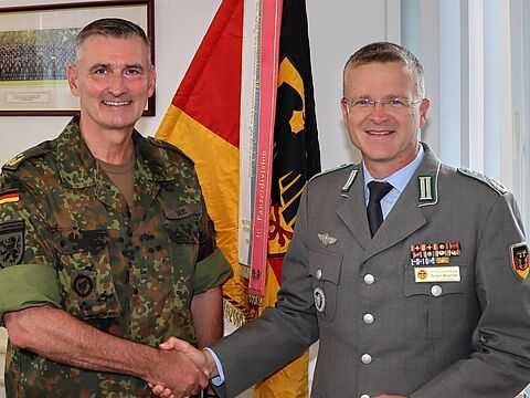 Im Zentrum des Besuchs von Oberst André Wüstner am Standort Veitshöchheim stand ein intensiver Austausch mit dem Kommandeur der 10. Panzerdivision, Generalmajor Jörg See. Foto: Bundeswehr/Tilman Englert