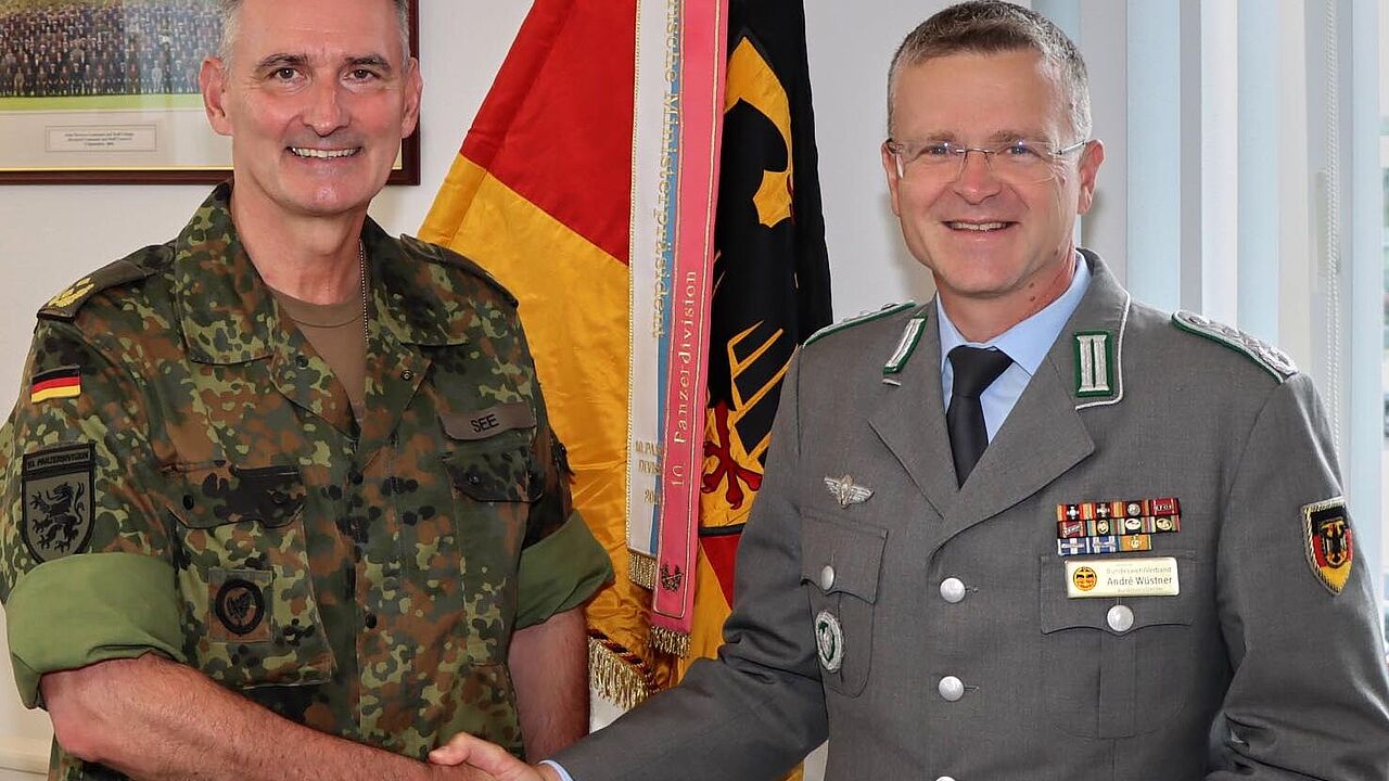 Im Zentrum des Besuchs von Oberst André Wüstner am Standort Veitshöchheim stand ein intensiver Austausch mit dem Kommandeur der 10. Panzerdivision, Generalmajor Jörg See. Foto: Bundeswehr/Tilman Englert