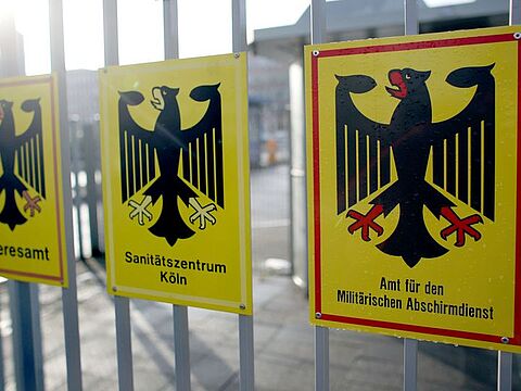 Die Befugnisse des Militärischen Abschirmdienstes (MAD) sollen mit dem Gesetz zur Stärkung der Militärischen Sicherheit in der Bundeswehr erweitert werden. Soldaten sollen sich künftig der neuen „unterstützten Verfassungstreueprüfung“ unterziehen, nicht mehr der langwierigen Sicherheitsüberprüfung der Stufe 1 (SÜ1). Feldjäger, so der Gesetzentwurf, bekommen ebenfalls mehr Befugnisse. Das Kabinett soll dem Gesetzentwurf am Mittwoch zustimmen. Foto: Bundeswehr