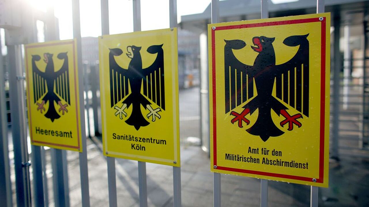 Die Befugnisse des Militärischen Abschirmdienstes (MAD) sollen mit dem Gesetz zur Stärkung der Militärischen Sicherheit in der Bundeswehr erweitert werden. Soldaten sollen sich künftig der neuen „unterstützten Verfassungstreueprüfung“ unterziehen, nicht mehr der langwierigen Sicherheitsüberprüfung der Stufe 1 (SÜ1). Feldjäger, so der Gesetzentwurf, bekommen ebenfalls mehr Befugnisse. Das Kabinett soll dem Gesetzentwurf am Mittwoch zustimmen. Foto: Bundeswehr