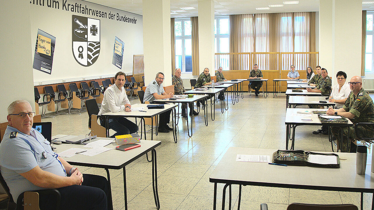 Unter Pandemiebedingungen fand die konstituierende Personalratssitzung statt: (v.l)  ÖPR-Vorsitzender StHptm Milz und „seine Mitstreiter“ ORR Wippermann, Hptm Kraft, StFw Linden, OStFw Konrad, StFw Nießen, Hptm Merle, StFw Baues, Ang. Schrammen, OSG Roquet, StFw Ohligs, Ang. Böhm und StFw Schreiber. Foto: ZKfWBw