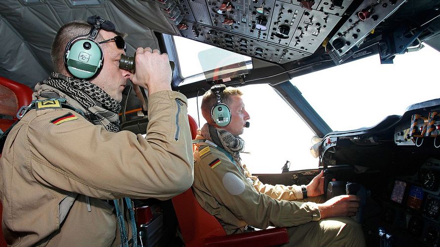 Aus dem Cockpit alles im Blick hat die Mannschaft des Seefernaufklärers P-3C "Orion", der auch schon bei der Operation "Atalanta" im Einsatz war. Foto: Bundeswehr/Andrea Bienert