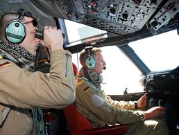 Aus dem Cockpit alles im Blick hat die Mannschaft des Seefernaufklärers P-3C "Orion", der auch schon bei der Operation "Atalanta" im Einsatz war. Foto: Bundeswehr/Andrea Bienert